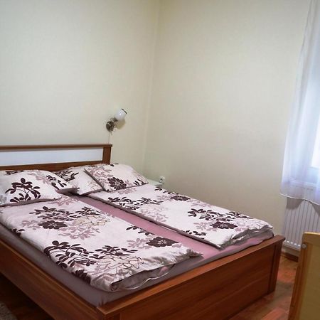 Henrietta - Violetta Apartman Hajdúszoboszló Exteriör bild