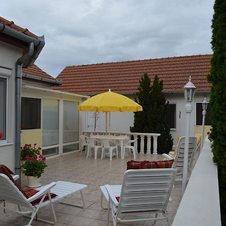 Henrietta - Violetta Apartman Hajdúszoboszló Exteriör bild