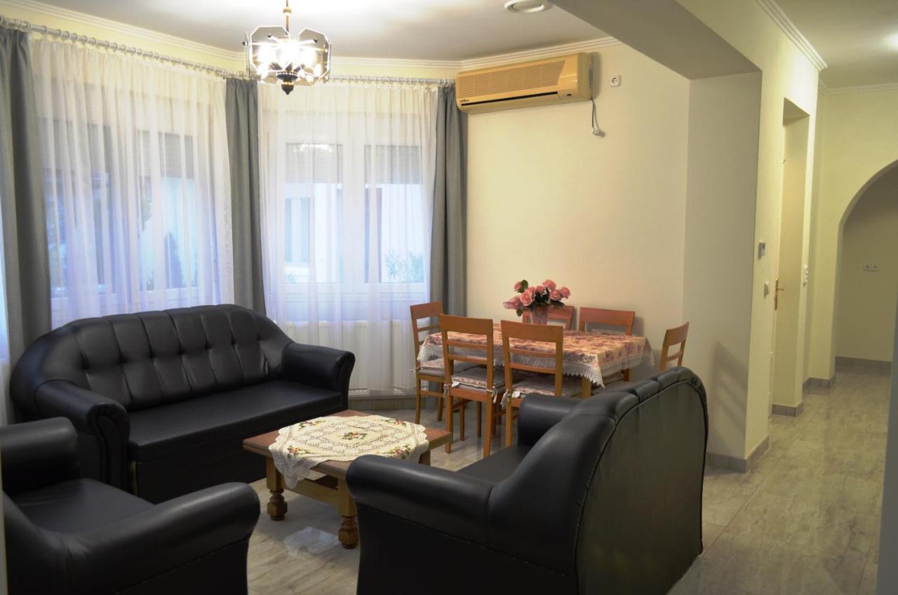 Henrietta - Violetta Apartman Hajdúszoboszló Exteriör bild
