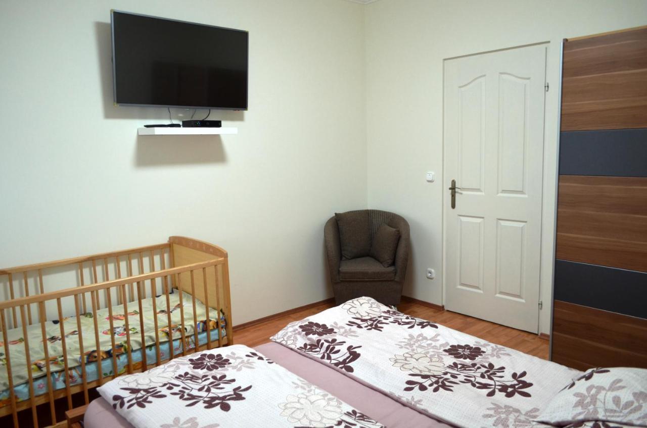 Henrietta - Violetta Apartman Hajdúszoboszló Exteriör bild