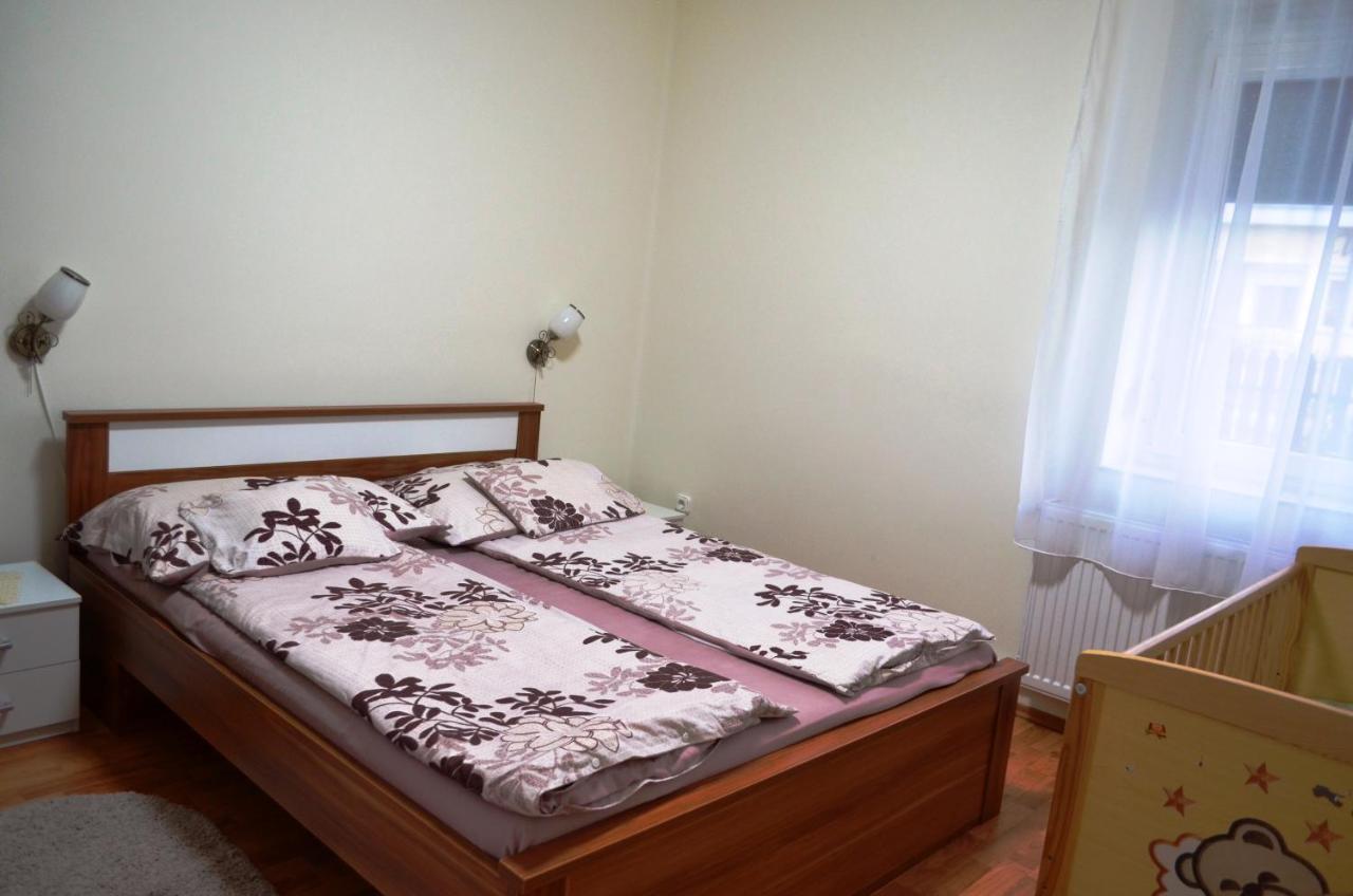 Henrietta - Violetta Apartman Hajdúszoboszló Exteriör bild