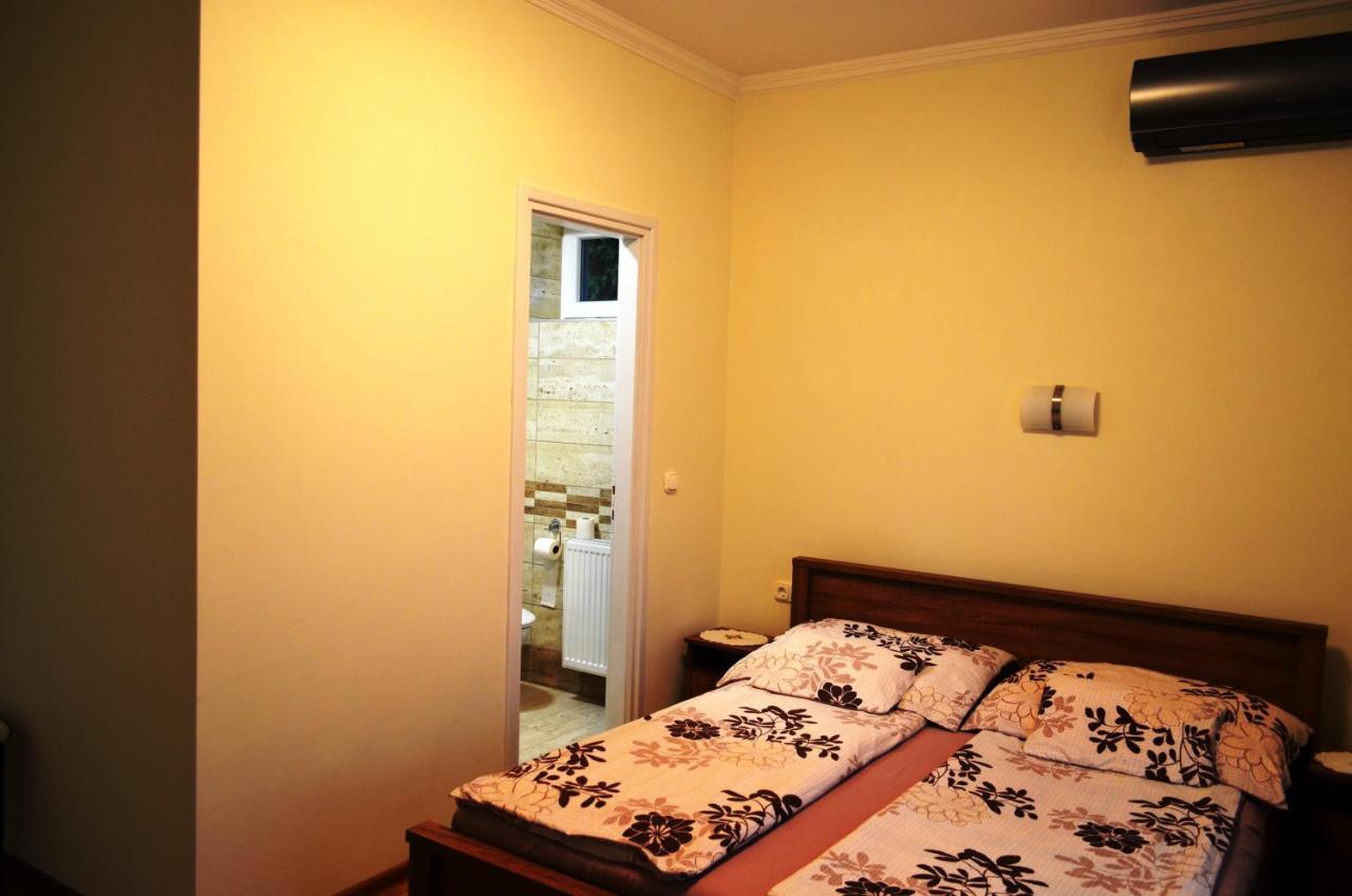Henrietta - Violetta Apartman Hajdúszoboszló Exteriör bild