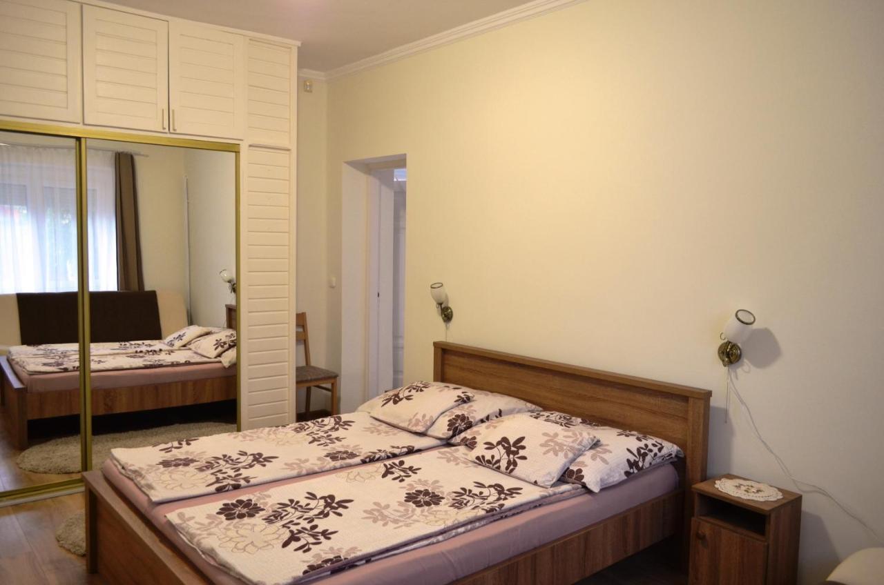 Henrietta - Violetta Apartman Hajdúszoboszló Exteriör bild