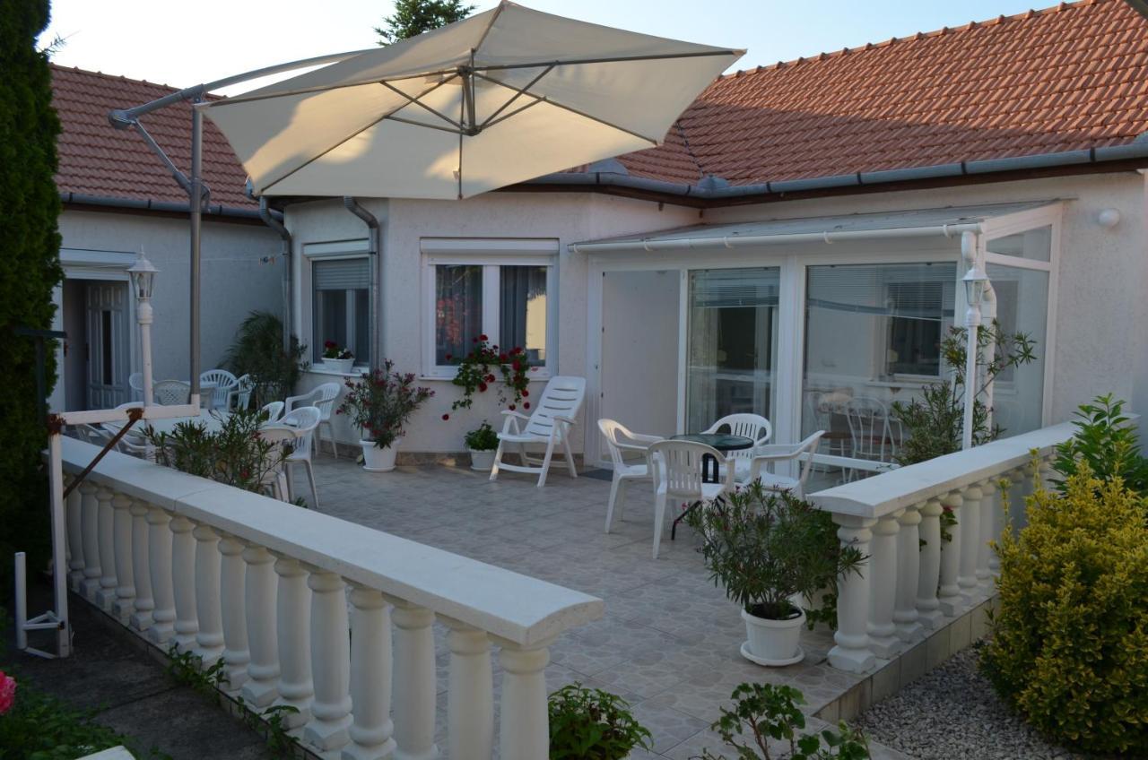 Henrietta - Violetta Apartman Hajdúszoboszló Exteriör bild
