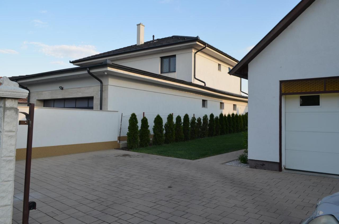 Henrietta - Violetta Apartman Hajdúszoboszló Exteriör bild