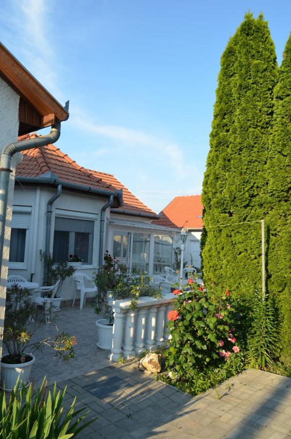 Henrietta - Violetta Apartman Hajdúszoboszló Exteriör bild