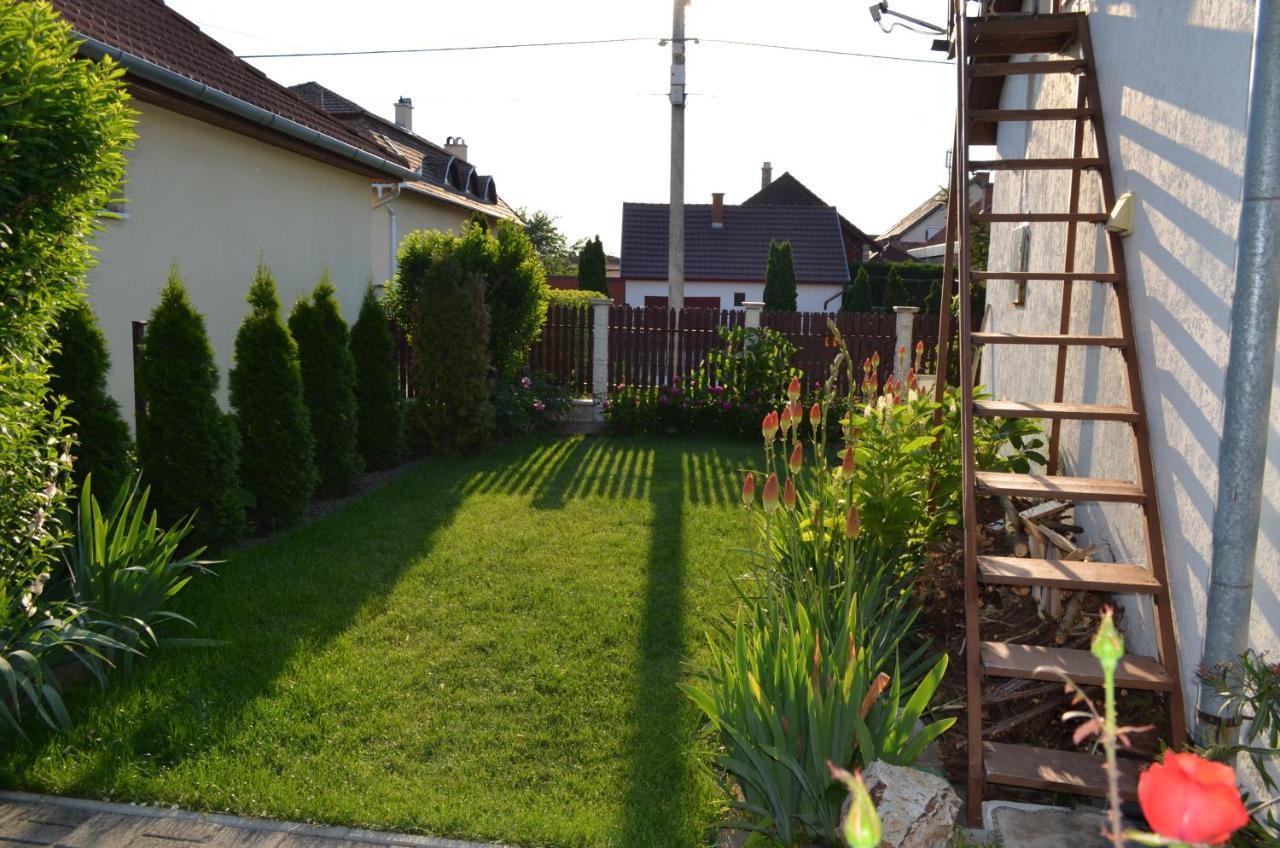 Henrietta - Violetta Apartman Hajdúszoboszló Exteriör bild