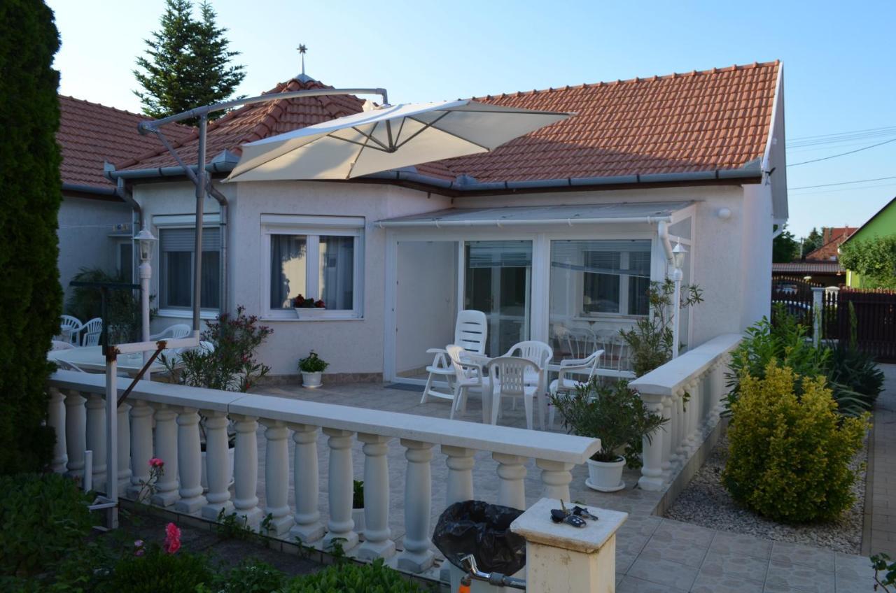 Henrietta - Violetta Apartman Hajdúszoboszló Exteriör bild