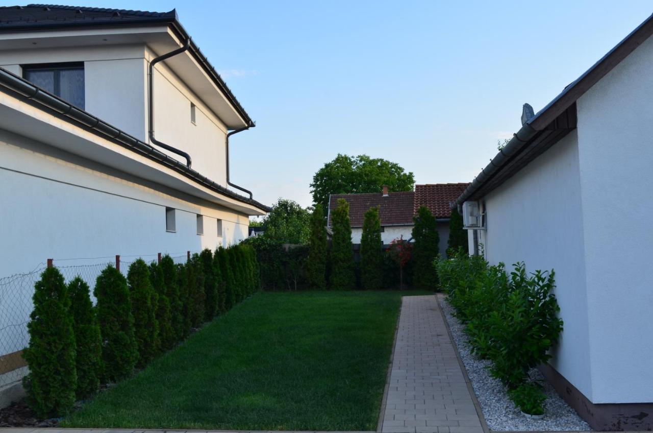 Henrietta - Violetta Apartman Hajdúszoboszló Exteriör bild