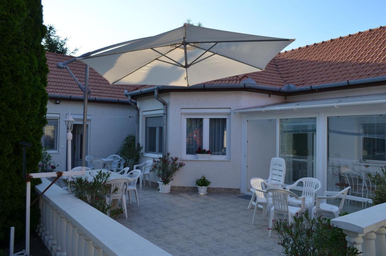 Henrietta - Violetta Apartman Hajdúszoboszló Exteriör bild