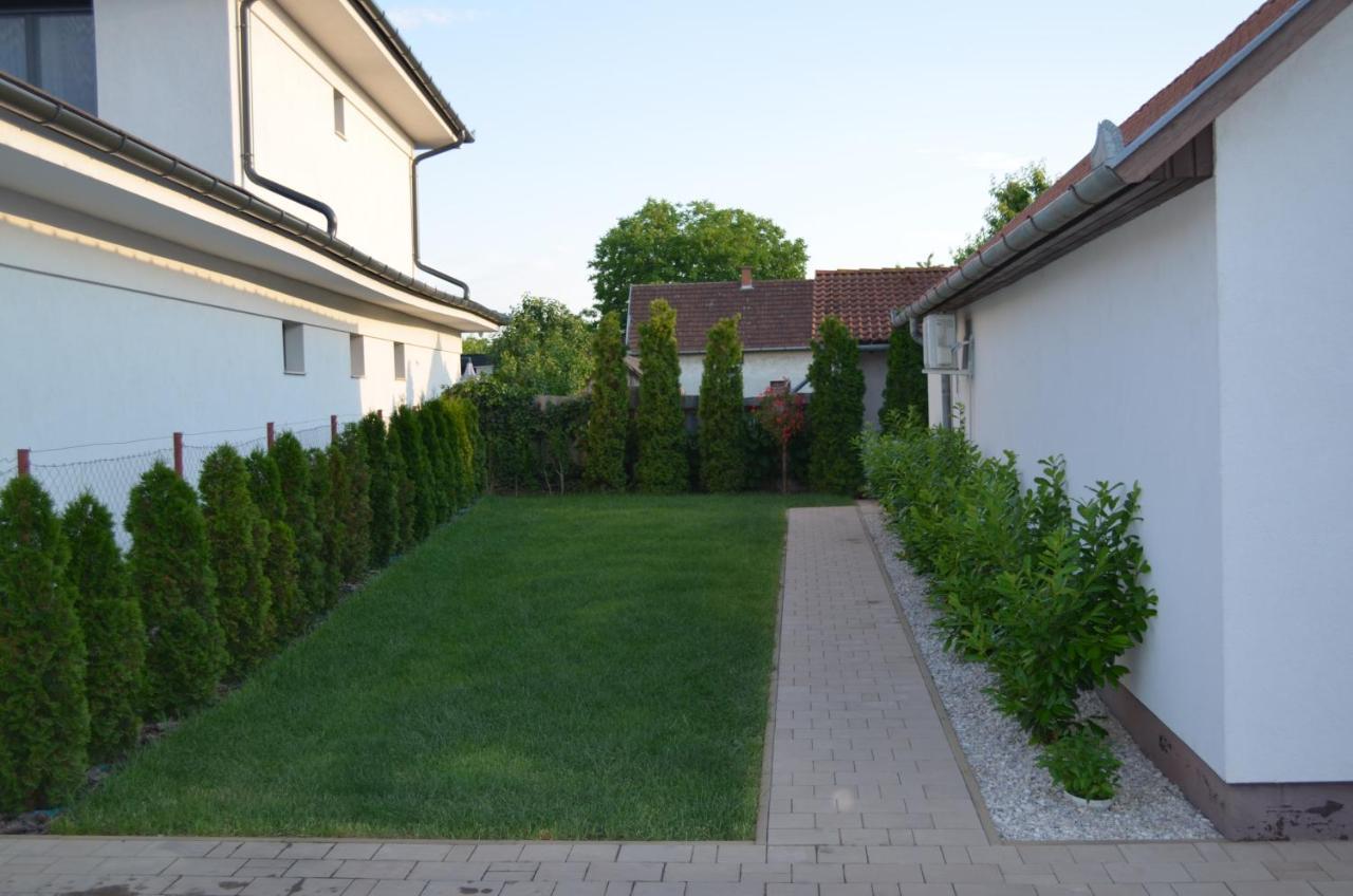 Henrietta - Violetta Apartman Hajdúszoboszló Exteriör bild
